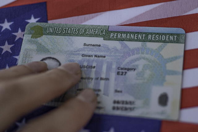  Una vez obtenida la green card, es posible solicitar la ciudadanía estadounidense después de cumplir ciertos requisitos. Foto: ViveUSA   