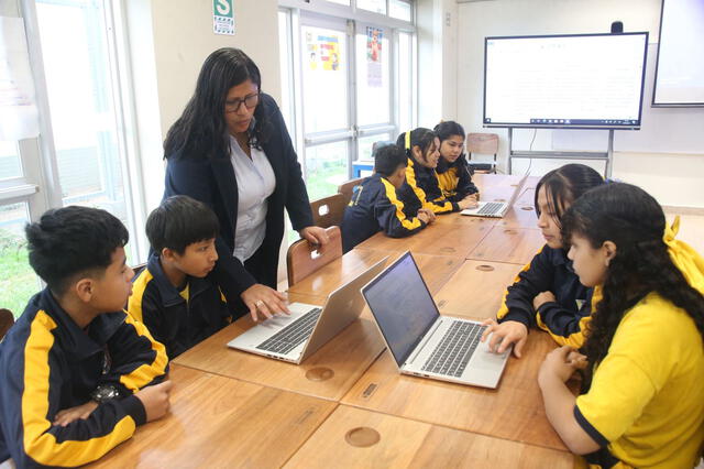 Moderno taller con laptops de la Escuela Bicentenario Simón Bolívar. Foto: Minedu   