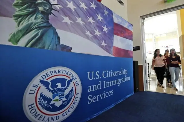Millones de personas solicitan cada año servicios al USCIS para obtener la residencia permanente, la ciudadanía o visas temporales. Foto: Diario Las Américas Millones de personas solicitan cada año servicios al USCIS para obtener la residencia permanente, la ciudadanía o visas temporales. Foto: Diario Las Américas