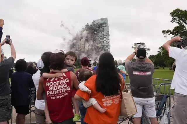  La demolición de edificios en Estados Unidos es un proceso regulado que suele requerir permisos especiales y consideraciones de seguridad. Foto: MNS   