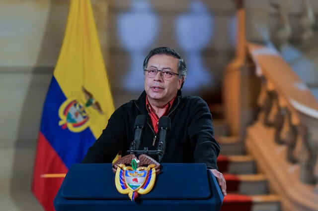 Durante la firma de una directiva sobre el respeto a la libertad de prensa, el presidente colombiano Gustavo Petro calificó como "chambonas". Foto: EFE.   