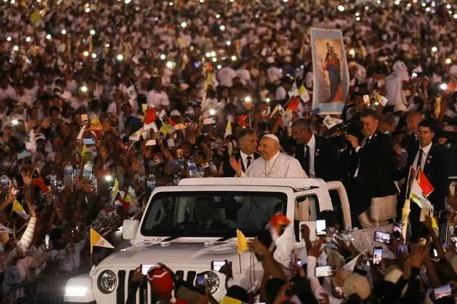 El papa Francisco saludando a los fieles de Timor Oriental. Foto: EFE   