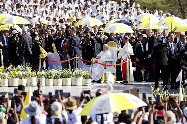  El papa Francisco en la explanada de Taci Tolu en Dili, Timor Oriental, para realizar la misa. Foto: EFE   