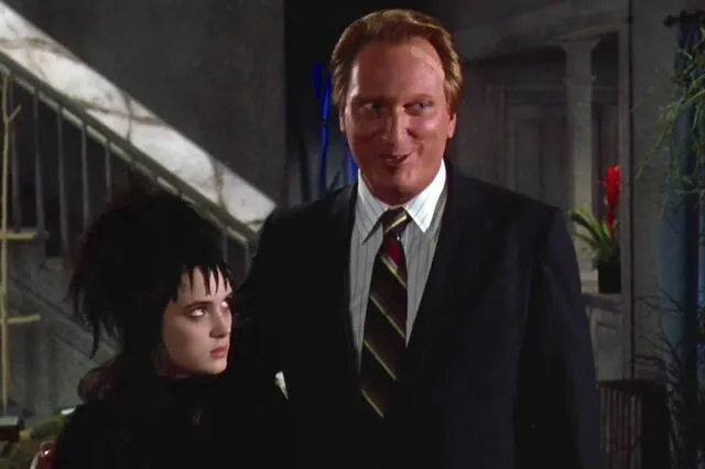  Jeffrey Jones junto a Winona Ryder en Beetlejuice 2. Foto: Warner Bros. Pictures   