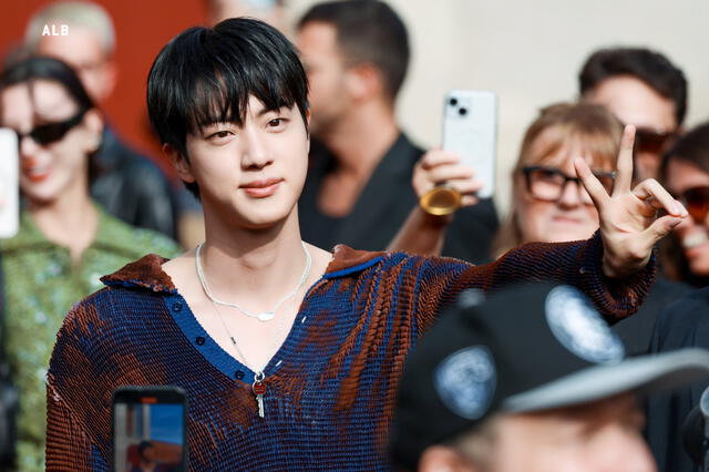 Jin deslumbra en Milan Fashion Week. Foto: X/difusión   