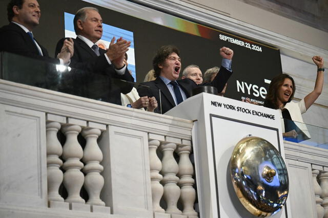  Javier Milei tocó la tradicional campana de apertura de la Bolsa de Valores de Nueva York, un honor reservado a figuras influyentes. Foto: AFP   