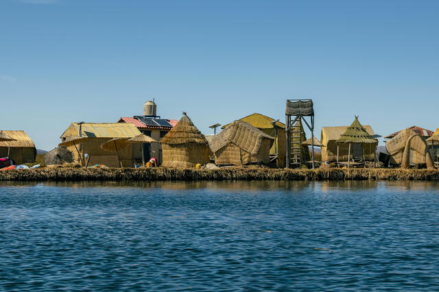  Las islas flotantes de los Uros en el Lago Titicaca son un asombroso ejemplo de ingeniería artesanal, construidas con totora por sus habitantes. Foto: Pexels   