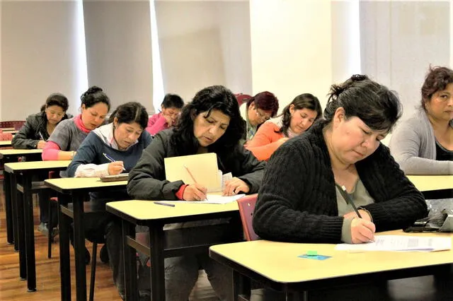 Miles de maestros participaron en la Pueba Nacional Docente. Foto: Andina   