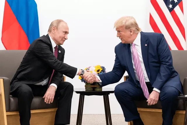  Donald Trump ya tuvo la oportunidad de reunirse con Putin para actos diplomáticos. Foto: Diario Público   