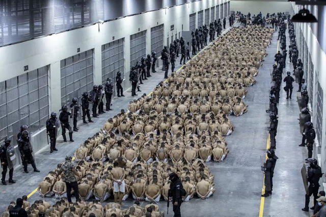  Reclusos considerados por las autoridades como miembros de pandillas son trasladados a la mega prisión del Centro de Confinamiento del Terrorismo. Foto: Oficina de prensa presidencial de El Salvador    