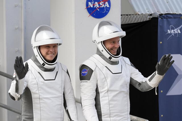  El astronauta de la NASA Nick Hague y el cosmonauta de Roscosmos Aleksandr Gorbunov listos para una misión a la Estación Espacial Internacional en Cabo Cañaveral, Florida. Foto: John Raoux   