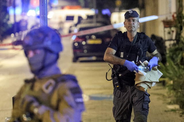 El comisionado de policía R.N.C. Danny Levy se trasladó al lugar del atentado junto con el comando del distrito de Tel Aviv. Foto: AFP.   