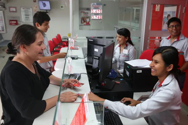  Atención en una Caja Municipal. Foto: Andina   