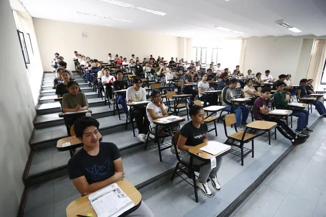 Postulantes en las aulas de la UNMSM. Foto: Andina.    