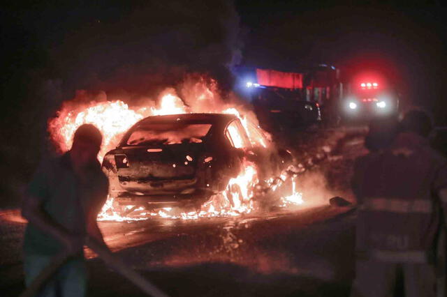  Auto colectivo fue arrasado por las llamas en la carretera de la Panamericana Sur. Foto:&nbsp;Alberto Orbegoso/Agencia Contraluz.    