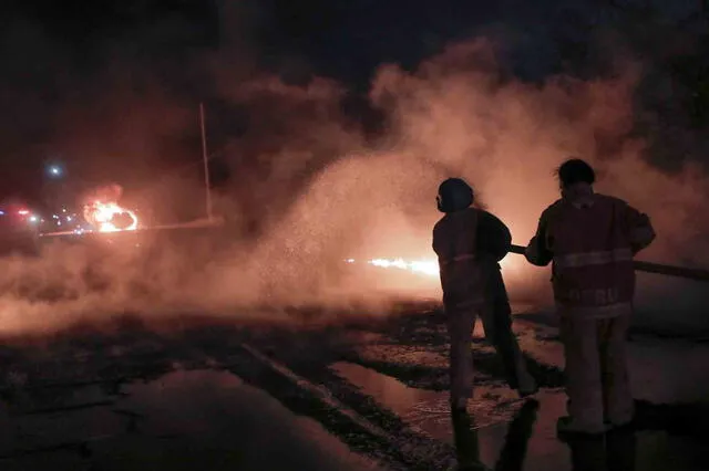  Bomberos acudieron a la zona para apagar el fuego del tráiler en la Panamericana Sur. Foto: Alberto Orbegoso/Agencia Contraluz    