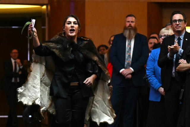 Al término de un discurso ante el Parlamento australiano, la senadora aborigen Lidia Thorp interpeló al monarca. Foto: AFP.   