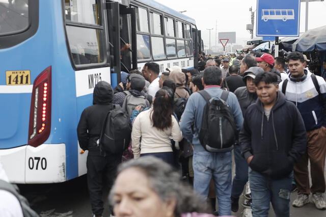 Pasajeros varados en paraderos por paro de transportistas.