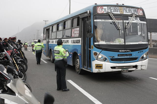 Policías vigilan el tránsito vehicular por paro de transportistas