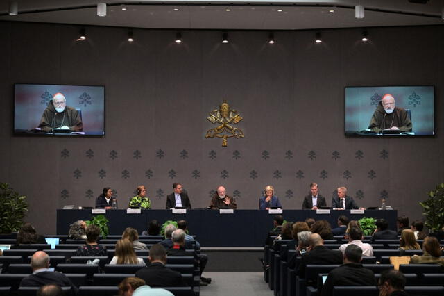 La comisión criticó la falta de transparencia de la Curia Romana en la gestión de casos de abuso, señalando que esta opacidad retraumatiza a las víctimas y afecta la credibilidad de la Iglesia. Foto: AFP   