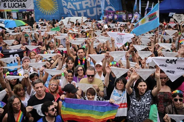 La Marcha del Orgullo en Argentina se convierte en un escenario de protesta contra las políticas del presidente Javier Milei. Foto: AFP.   