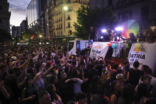 En otras provincias, como Córdoba y Rosario, también se llevaron a cabo movilizaciones multitudinarias. Foto: AFP.   