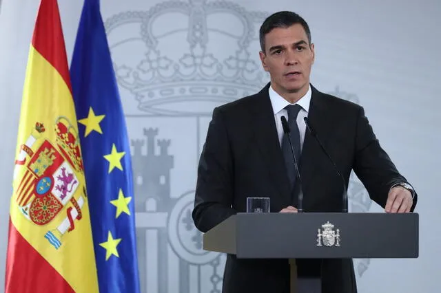 Pedro Sánchez anunció el despliegue 10.000 soldados y policías más en la región oriental de Valencia, devastada por las inundaciones que han causado la muerte de 217 personas. Foto: AFP   