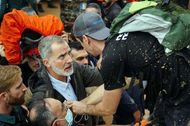 El rey español Felipe VI y su esposa fueron abucheados por los vecinos a su llegada a una de las localidades más afectadas por las inundaciones en España. Foto: AFP   