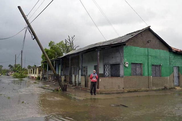  El huracán Rafael llegó a Cuba la tarde del miércoles 6 de noviembre de 2024. Foto: composición LR/AFP/MGN   