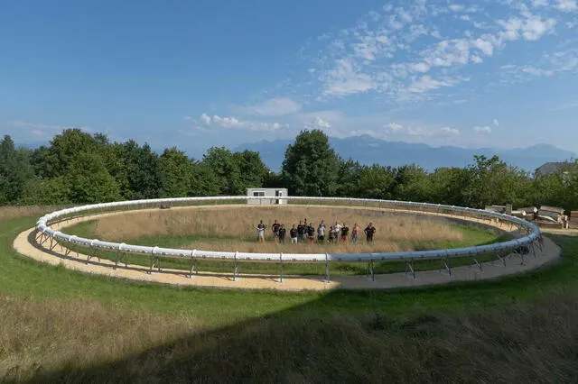 Las pruebas se realizaron en un tubo circular de 125,6 metros de circunferencia y 40 cm de diámetro, a una presión de solo 50 milibares. Foto: EPFL/Murielle Gerber   