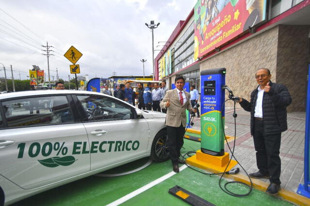 Punto de carga de vehículos eléctricos en Perú. Foto: Andina   