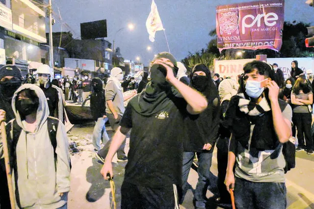 Hasta pasada las 12 de la noche continuaban las protestas y bloqueos de vías por parte de alumnos.    