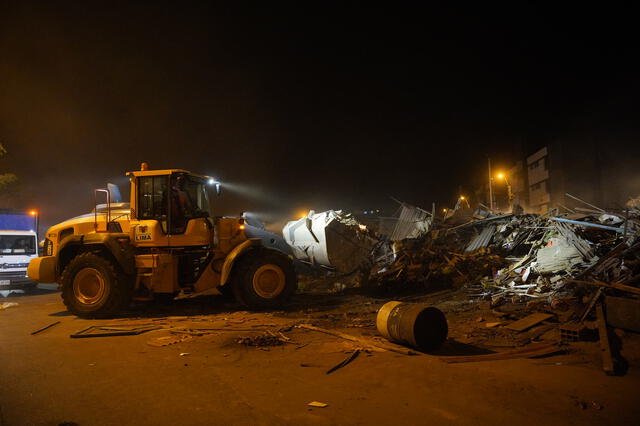 Maquinaria pesada inició la demolición de los inmuebles desde las 4 de la madrugada. Foto: Marcia Chahua/La República   