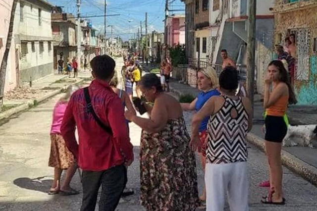 difundida por el Instituto de Meteorología de Cuba muestra a la gente fuera de sus casas después de los terremotos en Santiago de Cuba. Foto: AFP   