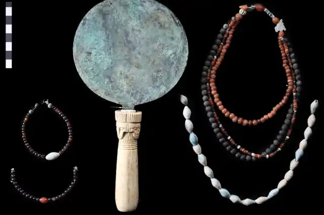  La tumba contenía una variedad de joyas y artefactos funerarios bien preservados, que incluyen collares, amuletos y espejos de cobre. Foto: Ministerio de Turismo de Egipto   