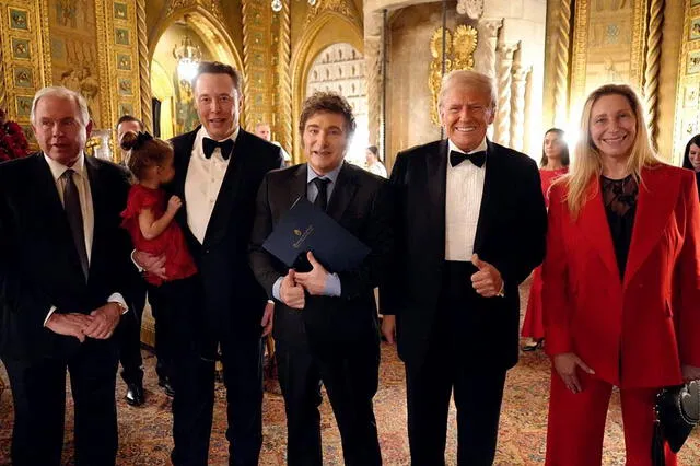  Milei, Trump y Musk hicieron parte de la conferencia celebrada en el club del presidente electo. Foto: AFP   