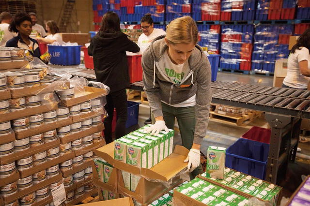  Además de proporcionar alimentos, los bancos de alimentos también ofrecen programas educativos sobre nutrición y cocinado saludable. Foto: The Wonderful Company   