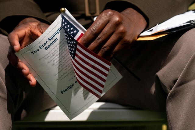  Los requisitos para la naturalización incluyen residir legalmente en los Estados Unidos durante un período determinado, demostrar un buen carácter moral y aprobar exámenes de inglés y civismo. Foto: AFP   