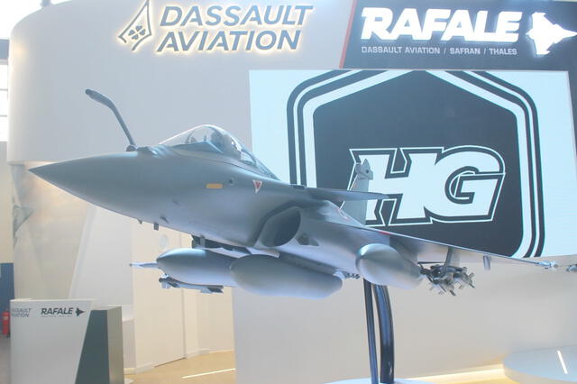 Maqueta del modelo Rafale de la compañía francesa Dassault exhibida en la feria Sitdrone, Surco. Foto: La República   