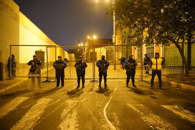 Serenazgo y personal de la Municipalidad de Lima resguardan las zonas enrejadas en el Cercado de Lima