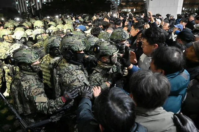  Soldados surcoreanos intentan ingresar a la Asamblea Nacional en Seúl. Foto: AFP   