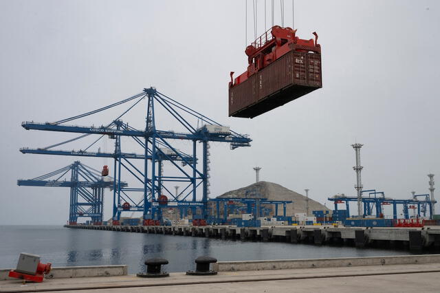 Las grúas "ship to shore" son esenciales para el desarrollo del megapuerto de Chancay en Perú, que se proyecta como un centro logístico clave en América Latina. Foto: AFP   