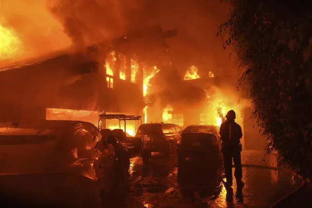  Las condiciones climáticas adversas y la sequedad del terreno han acelerado la propagación del Frankling Fire. Equipos de emergencia trabajan intensamente para contener el avance del fuego. Foto: Los Angeles Times    