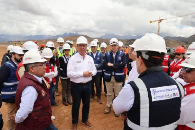 Ministro Pérez Reyes inspeccionó obras de Aeropuerto Internacional de Chinchero