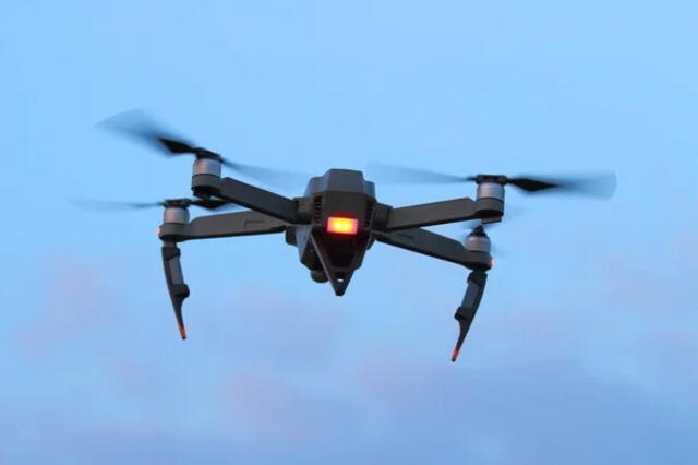 China ha desarrollado un sistema láser integrado en drones, liderado por el investigador Li Xiao, que alcanza una potencia de 30 kW, capaz de cortar metal y cegar soldados. Foto: referencial/Depositphotos   