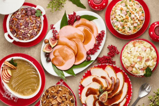 En la tradición cristiana se acostumbra acompañar la celebración de la Navidad con comida. Foto: Freepik.    