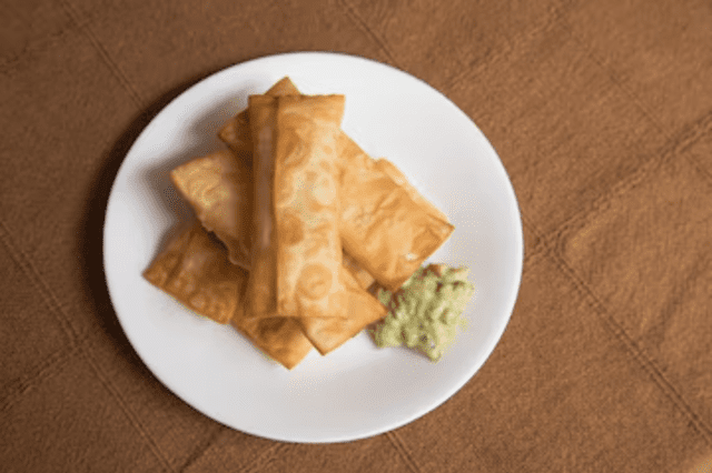  Tequeños peruanos con salsa de guacamole. Foto: Freepik   