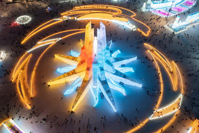 Situado en Harbin, al noreste de China, el parque es el epicentro del Festival de Hielo y Nieve, atrayendo visitantes de todo el mundo por su clima extremo y paisajes helados únicos. Foto:@PuebloEnLnea/X   