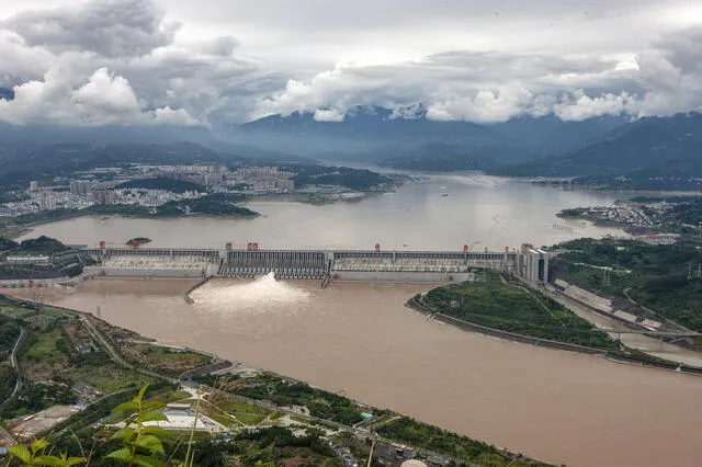 La presa del Tibet aprovechará el desnivel del río Yarlung Tsangpo, que desciende 2.000 metros en 50 kilómetros, y se integrarán recursos de energía solar. Foto: Newsweek   