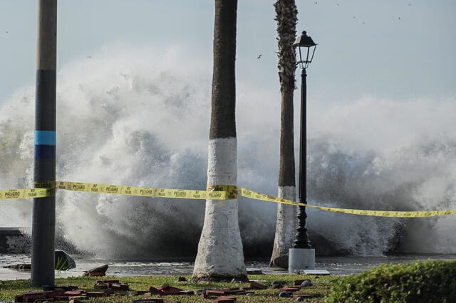  &nbsp;Plaza Grau tras el desborde del mar registrado. Foto: LR   